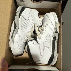 Kids White and Black Sneakers Jordan retro 5
Good condit. might just need a wash